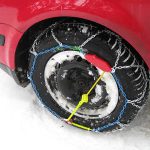 Catene da neve per auto montato sull'auto